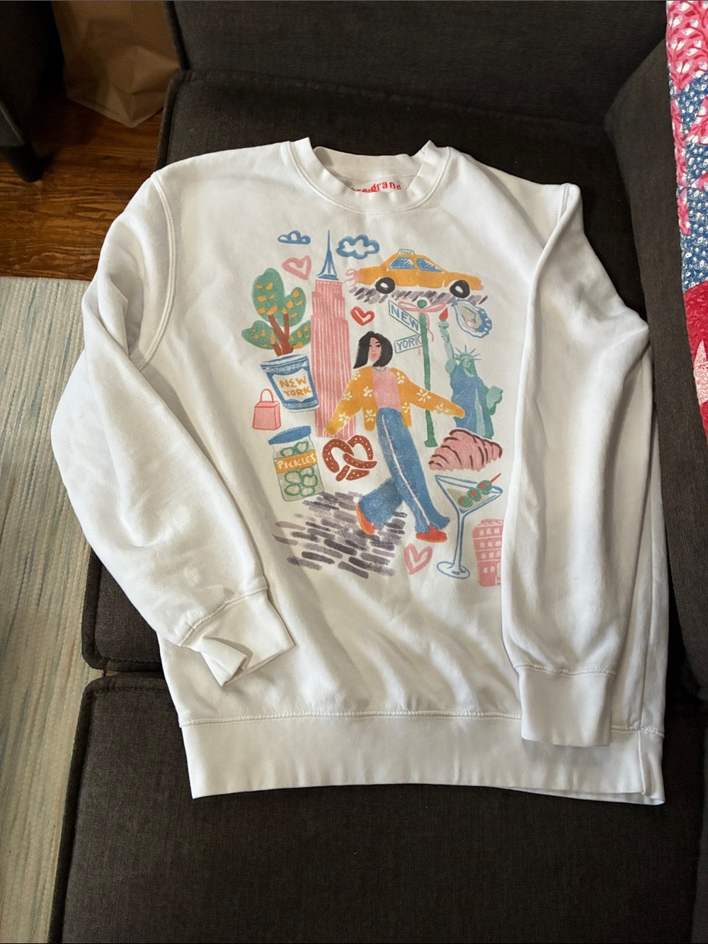 White Graphic Crewneck Sweatshirt with Colorful New York Illustration Womans Med